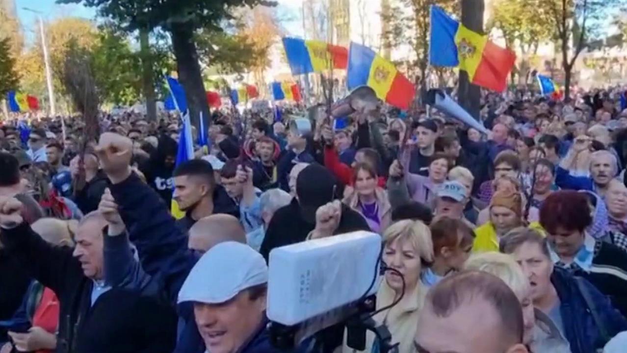 Десятки тысяч человек устроили акцию протеста в Кишиневе