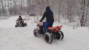 Семейный заезд на двух квадроциклах.