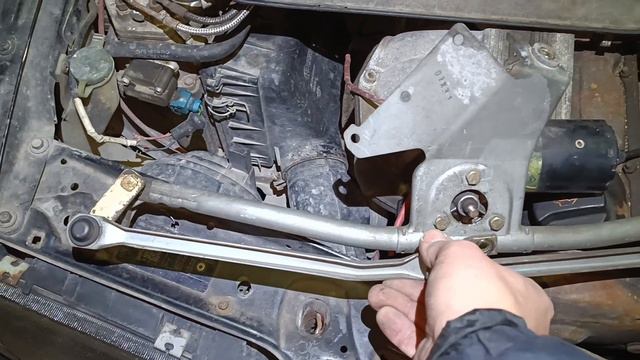 Неправильная работа дворников. Настройка трапеции. Ауди Audi 100. смотреть онлайн
