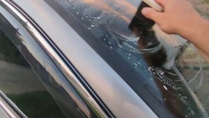 очистка стекла с помощью меламиновой губки и средства для стекол от компании foam heroes