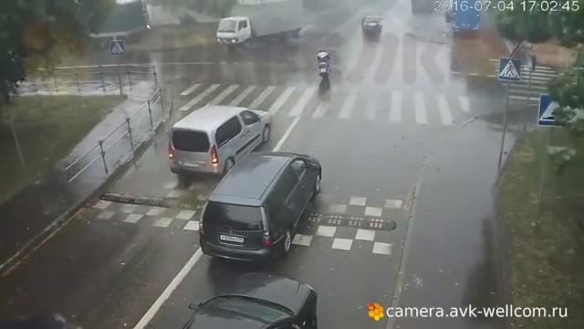 Дерево упало на авто, попавшее в ДТП / Car crash смотреть онлайн
