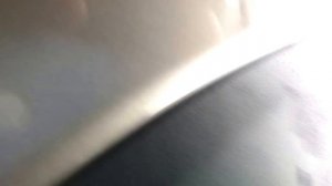 режем полиуретановую пленку ножем прямо по авто.