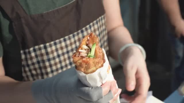 Жареный поросенок - омлет тайваньская уличная еда смотреть онлайн