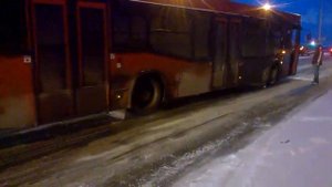 Автобус в Казани застрял на гололеде