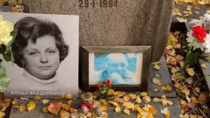 † Могила легендарного Евгения Леонова на Новодевичьем кладбище спустя 27 лет. Октябрь 2021