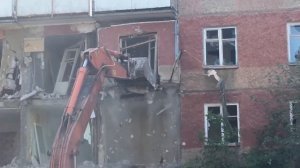 Аварийные дома! Сносят дом в Березниках. Пермский край. Снос дома экскаватором