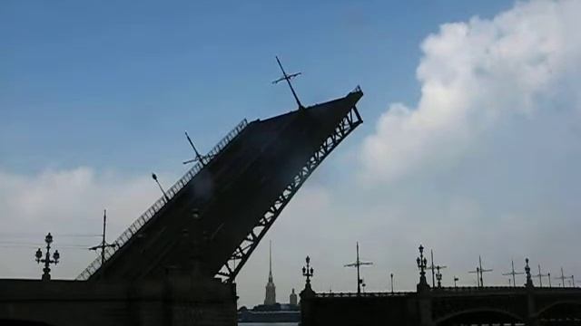 Дневная разводка Троицкого моста смотреть онлайн