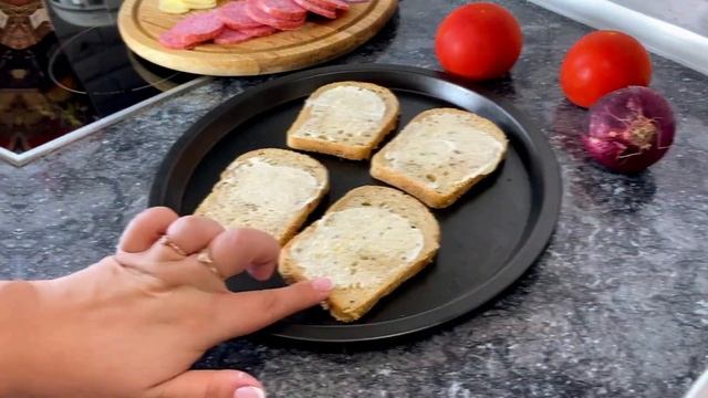 САМЫЕ ВКУСНЫЕ ГОРЯЧИЕ БУТЕРБРОДЫ | РЕЦЕПТ ЗАВТРАКА | NATA KITCHEN смотреть онлайн
