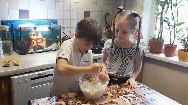 Творожная запеканка без муки. Готовят дети. Сhildren cook смотреть онлайн