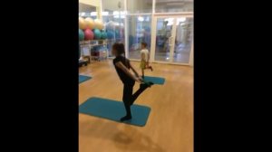 Упражнения на равновесие с резиновыми кольцами с детьми 5-7 лет.