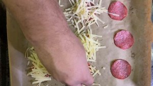 Хрустящие чипсы из колбасы и пармезана.