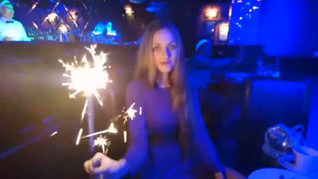 ✩★✩ красивая девушка жжот// Live // Новый год // 2017 //бенгальский огонь смотреть онлайн