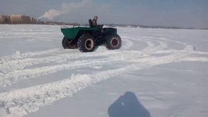 Болотоход переломка ТопТун по заснеженному полю