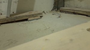 Как сделать пол на лагах в кухне в хрущевке. Как закрепить лаги с отвязкой от бетонной плиты.