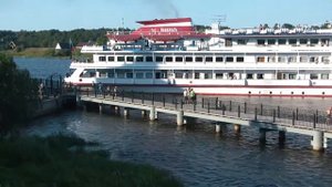 Отправление теплохода Виссарион Белинский от пристани в Старой Ладоге