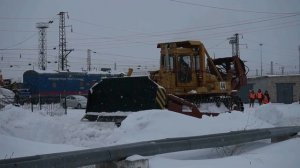 Бульдозер ДЭТ-320. Уборка снега. / Russian monster bulldozer DET-320. Diesel-electric tractor.
