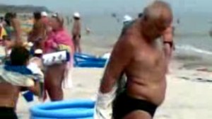 Как мужик на пляже одевался)))
