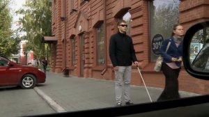 «Социальный эксперимент»: слепой человек не может найти дом. Придут ли барнаульцы на помощь