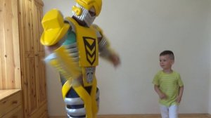 Гангнам Стайл танцует Трансформер Бамблби. Танцы с детьми. Gangnam Style