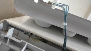 Стиральная машина Indesit Witl 106. Как снять с петель крышку.