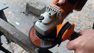 Работа аккумуляторной болгарки (ANGLE GRINDER working) AEG BEWS 18-125X