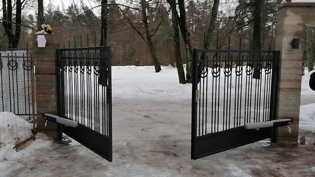 Распашные ворота с электроприводом
