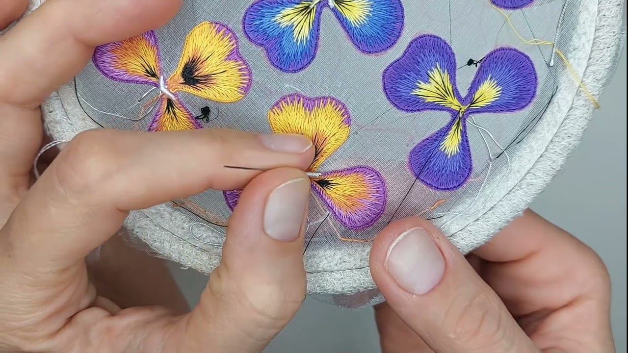 Узелок Рококо по Хелен Пирс #stumpwork #объемнаявышивка #3dembrodery #вышивка #анютиныглазки