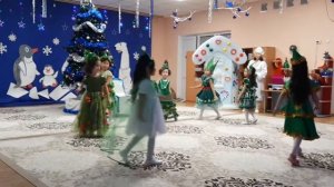 Новогодний танец в детском саду  "Я Елка современная"