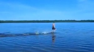 Бег человека по воде