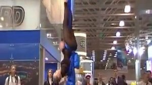 Выступление гимнастки на выставке в Крокусе