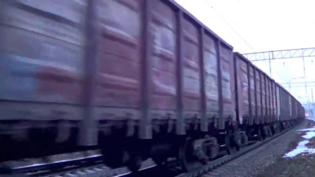 ВЛ11-072 с грузовым поездом смотреть онлайн