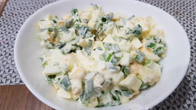 Весенний салат с зеленым луком и яйцом