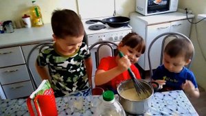 Готовим блинчики из манки. Дети расскажут как приготовить блины.