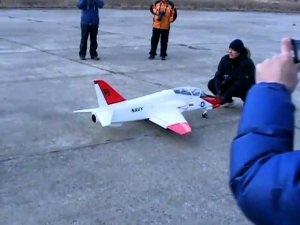 Взлет реактивной модели самолета .AVI