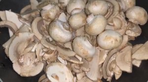 Сытный салат с куриными желудочками и жареными шампиньонами.