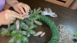 РОЖДЕСТВЕНСКИЙ ВЕНОК, ИЗ БУМАЖНОЙ ЛОЗЫ УКРАШАЕМ часть 2