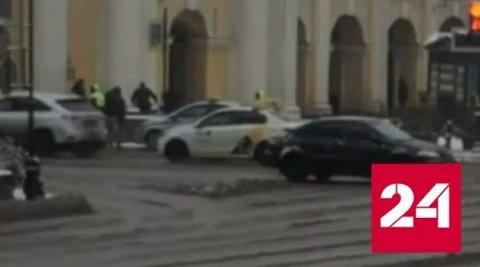 Нападение на сотрудника ОМОН в Петербурге попало на видео - Россия 24 