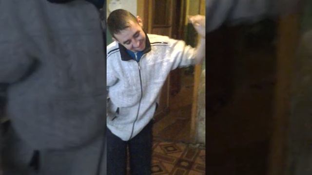 Жест!!!Бухой парень танцует брейк данс! смотреть онлайн