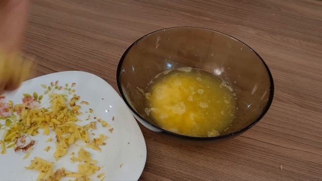 Вкусное блюдо азиатской кухни - лапша из черного риса с форелью