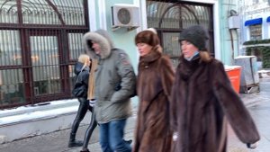 Зимний стрит стайл Как одеваются зимой в столице.Москва.Street style in Moscow أسلوب الشارع في موسك