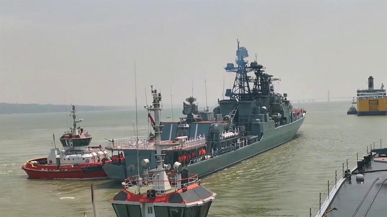 Российские боевые корабли в рамках дальнего морского похода прибыли в порт Индонезии