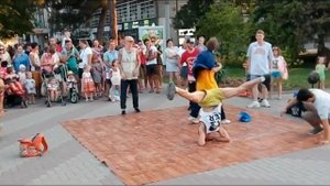 Уличные танцоры брейк данс на набережной Геленджика