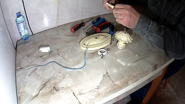 Как разобрать и собрать бра на стену с заменой патрона. Устраняем брак!