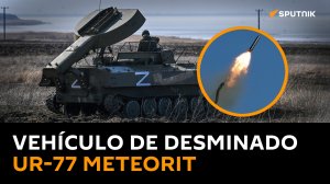 Comandante ruso de un vehículo de desminado UR-77 Meteorit muestra cómo se opera