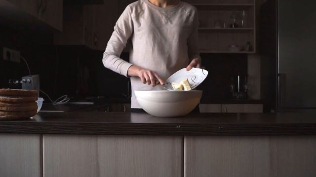 Бисквитный торт с сырным кремом, миндальным орехом и клубникой