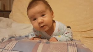 Даниелю 2 месяца и 2 недели, как он держит голову