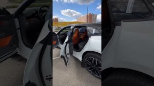 Сравнили два новых Zeekr 001 в комплектации YOU и YOU с пакетом Z-SPORT, на видео обзоре.