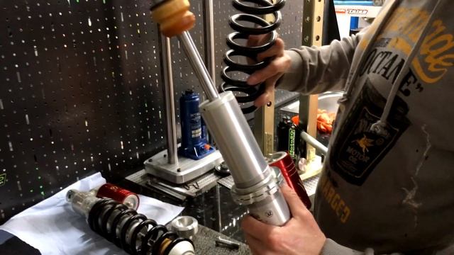 Установка пружины на задний амортизатор смотреть онлайн