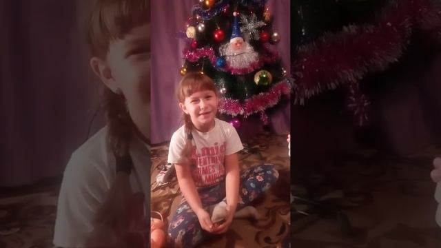 Настя показывает подарки от родителей и ДЕДА МОРОЗА. смотреть онлайн