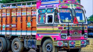 Почему в Индии такие расписные грузовики? Для чего это?